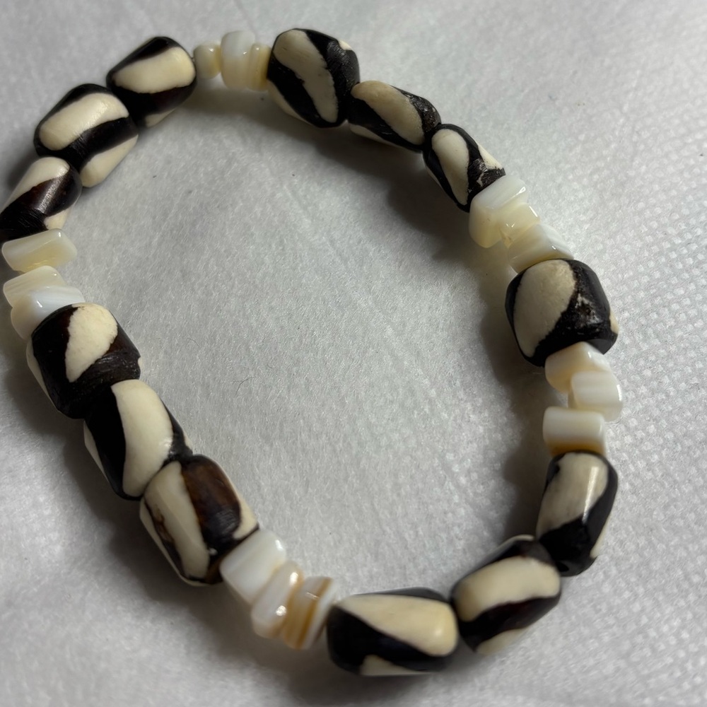 Black and White Marbled Batik Bone Beaded Stretch Bracelet 7-8 inches